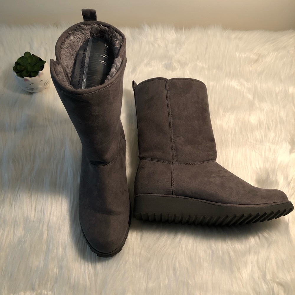 NWOT NY & CO FAUX FUR LINED BOOTS Grey color